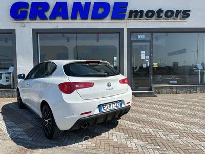 Alfa Romeo Giulietta Giulietta 1.4 t. m.air Distinctive 170cv GPL Bianco usata Carmagnola