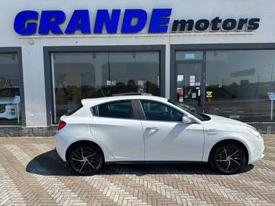 Alfa Romeo Giulietta Giulietta 1.4 t. m.air Distinctive 170cv GPL Bianco usata Carmagnola