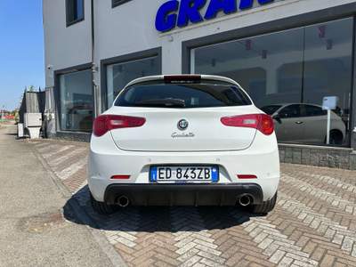 Alfa Romeo Giulietta Giulietta 1.4 t. m.air Distinctive 170cv GPL Bianco usata Carmagnola