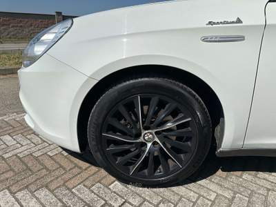 Alfa Romeo Giulietta Giulietta 1.4 t. m.air Distinctive 170cv GPL Bianco usata Carmagnola