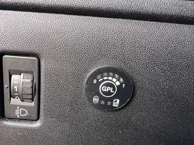 Peugeot 208 5p. GPL Allure Arancione usata QUARTO