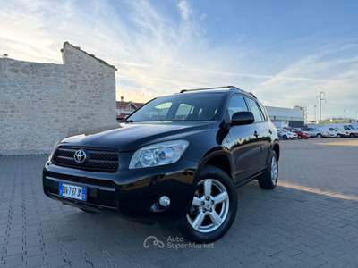 Toyota RAV4 RAV 4 2.2 D 136 CV Luxury Unicopro Nero usata Corato