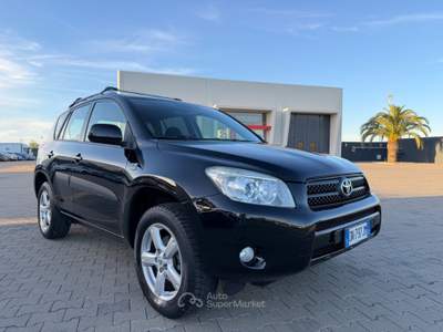 Toyota RAV4 RAV 4 2.2 D 136 CV Luxury Unicopro Nero usata Corato