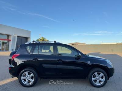 Toyota RAV4 RAV 4 2.2 D 136 CV Luxury Unicopro Nero usata Corato