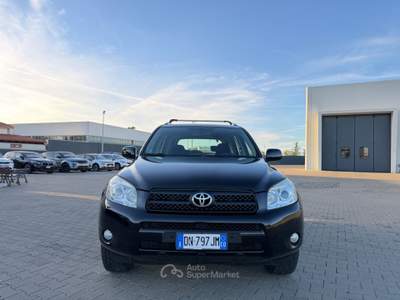 Toyota RAV4 RAV 4 2.2 D 136 CV Luxury Unicopro Nero usata Corato