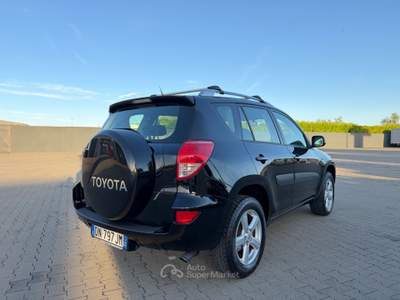 Toyota RAV4 RAV 4 2.2 D 136 CV Luxury Unicopro Nero usata Corato