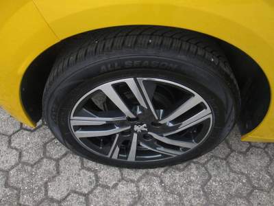 Peugeot 208 1.2 puretech Active Pack 100 cv Giallo usata SARONNO