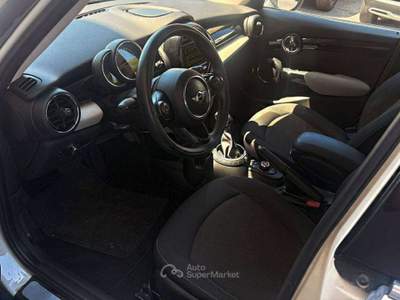 MINI 1.5 Cooper D Hype 5 1.5 Business 5p auto Bianco usata Civitavecchia