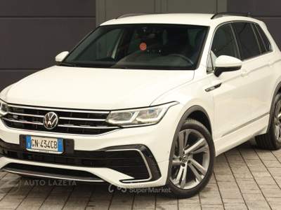 Volkswagen Tiguan 2.0 TDI 150 CV SCR DSG R-Line Bianco usata Caorso
