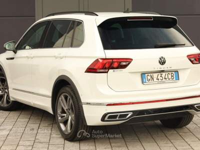 Volkswagen Tiguan 2.0 TDI 150 CV SCR DSG R-Line Bianco usata Caorso
