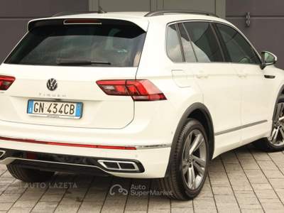 Volkswagen Tiguan 2.0 TDI 150 CV SCR DSG R-Line Bianco usata Caorso
