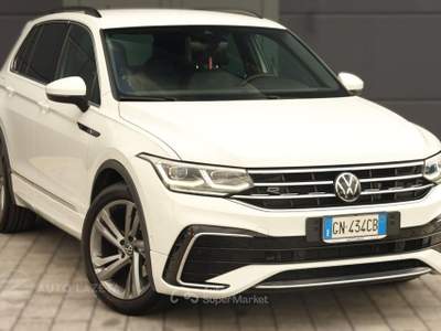 Volkswagen Tiguan 2.0 TDI 150 CV SCR DSG R-Line Bianco usata Caorso