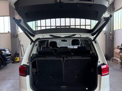 Volkswagen Touran SCR Executive BlueMotion Technology Bianco usata ferrara