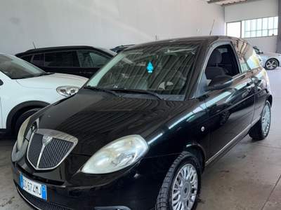 Lancia Ypsilon 90 CV Platino Nero usata ferrara
