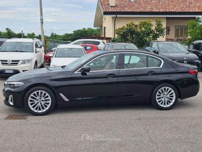 BMW Serie 5 520d Serie 5 G30 2020 Berlina 520d mhev 48V Luxury auto Blu/Azzurro usata Basiliano