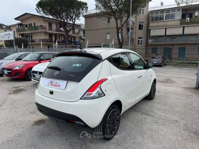 Lancia Ypsilon 1.0 FireFly 5 porte S&S Hybrid Platino Bianco usata Volla