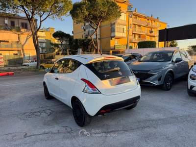 Lancia Ypsilon 1.2 69 CV 5 porte GPL Ecochic Gold Bianco usata Volla