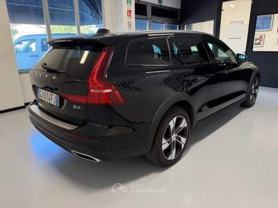 Volvo V60 Cross Country B4 (d) AWD automatico Plus**MOTORE NUOVO** Nero usata Parma