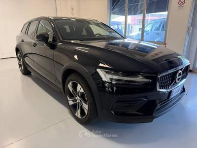 Volvo V60 Cross Country B4 (d) AWD automatico Plus**MOTORE NUOVO** Nero usata Parma