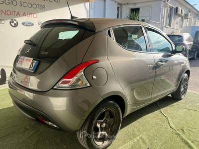 Lancia Ypsilon 1.0 firefly hybrid Gold s&s 70cv 5p.ti Argento usata Pompei