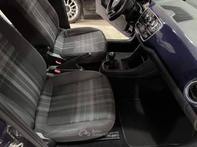 Volkswagen up! Club 60 cv. Blu/Azzurro usata Terracina
