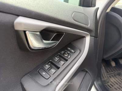 Volvo V40 D2 Momentum Navi Led Bianco usata Rivignano Teor