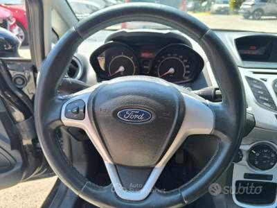 Ford Fiesta 1.4 5 PORTE PERFETTA PER NEOPATENTATI usata Omegna