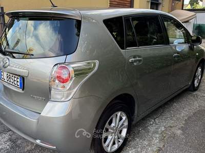 Toyota Verso 2.0D LUXURY c/navi . 7posti 126CV KM 119.000. Argento usata Lesmo