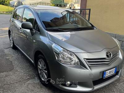 Toyota Verso 2.0D LUXURY c/navi . 7posti 126CV KM 119.000. Argento usata Lesmo