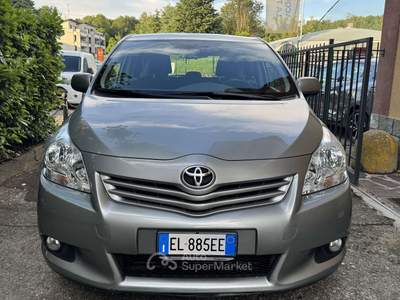 Toyota Verso 2.0D LUXURY c/navi . 7posti 126CV KM 119.000. Argento usata Lesmo