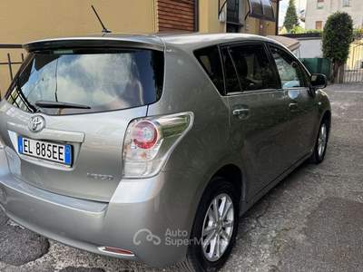 Toyota Verso 2.0D LUXURY c/navi . 7posti 126CV KM 119.000. Argento usata Lesmo