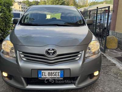 Toyota Verso 2.0D LUXURY c/navi . 7posti 126CV KM 119.000. Argento usata Lesmo