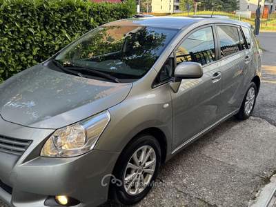Toyota Verso 2.0D LUXURY c/navi . 7posti 126CV KM 119.000. Argento usata Lesmo