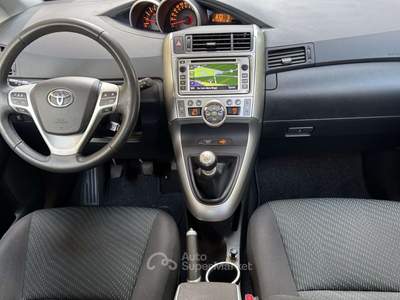 Toyota Verso 2.0D LUXURY c/navi . 7posti 126CV KM 119.000. Argento usata Lesmo