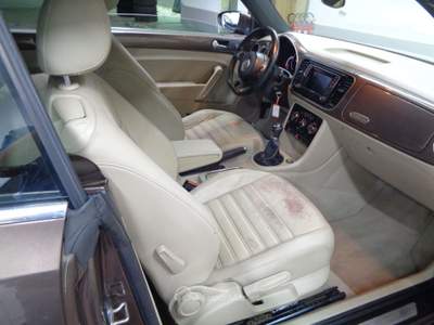 Volkswagen Maggiolino Cabrio 2.0 TDI Design BlueMotion Technology Bronzo usata Torino