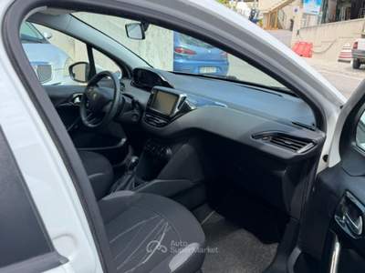 Peugeot 208 Peugeot 1.2. VTi 82 cv ok Neopatentati Bianco usata Termoli