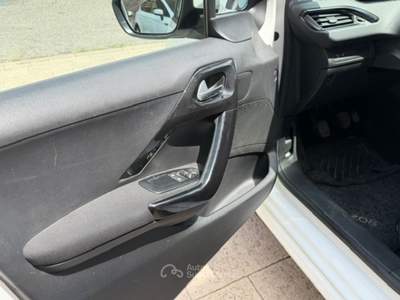 Peugeot 208 Peugeot 1.2. VTi 82 cv ok Neopatentati Bianco usata Termoli