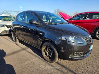 Lancia Ypsilon neopatentati 1.0 firefly hybrid Gold tg : GK805RY Nero usata Basiliano