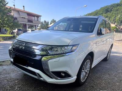 Mitsubishi Outlander 2.4 MIVEC 4WD PHEV Bianco usata Sant'Angelo in vado