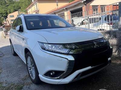 Mitsubishi Outlander 2.4 MIVEC 4WD PHEV Bianco usata Sant'Angelo in vado