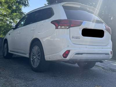 Mitsubishi Outlander 2.4 MIVEC 4WD PHEV Bianco usata Sant'Angelo in vado
