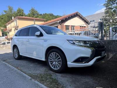 Mitsubishi Outlander 2.4 MIVEC 4WD PHEV Bianco usata Sant'Angelo in vado