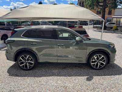 Volkswagen Tiguan 2.0 TDI 150 CV DSG R-Line Verde usata Castiglione Olona