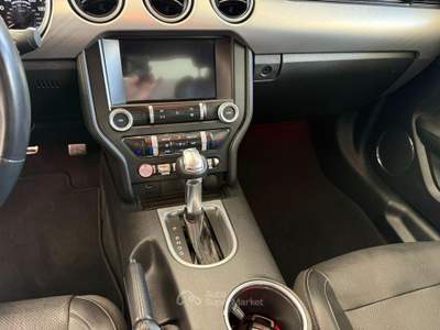 Ford Mustang Fastback 5.0 V8 aut. GT Bianco usata Medesano