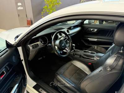 Ford Mustang Fastback 5.0 V8 aut. GT Bianco usata Medesano