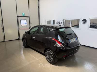 Lancia Ypsilon 5 porte Posti S&S Hybrid Ecochic Gold Nero usata Poviglio