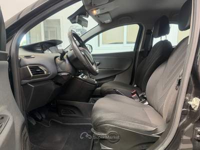 Lancia Ypsilon 5 porte Posti S&S Hybrid Ecochic Gold Nero usata Poviglio