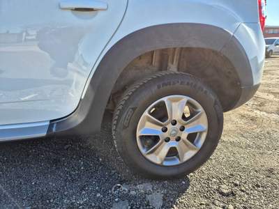 Dacia Duster Dacia Duster 2 serie 1.6 105cv GPL Lauréate 2015 Bianco usata Sarzana