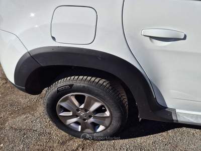 Dacia Duster Dacia Duster 2 serie 1.6 105cv GPL Lauréate 2015 Bianco usata Sarzana
