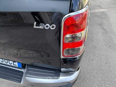 Mitsubishi L200 2.4d Double cab hard top 181cv UNICO PROPRIETARIO Nero usata Bernate Ticino
